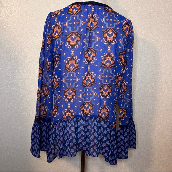 Red Camel Long Sleeve V-neck Flowy Top Blouse with Lace and Gathers - Picture 5 of 8